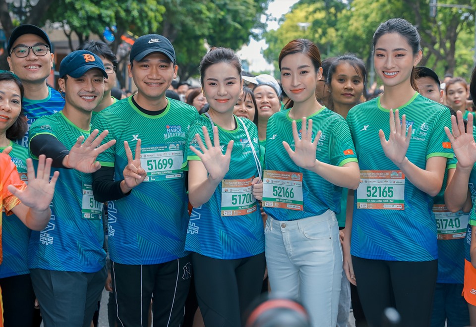 Dàn Hoa hậu và nghệ sĩ cùng hội ngộ trong giải chạy đêm tổ chức tại Hà Nội. Ảnh: Hoà Nguyễn.