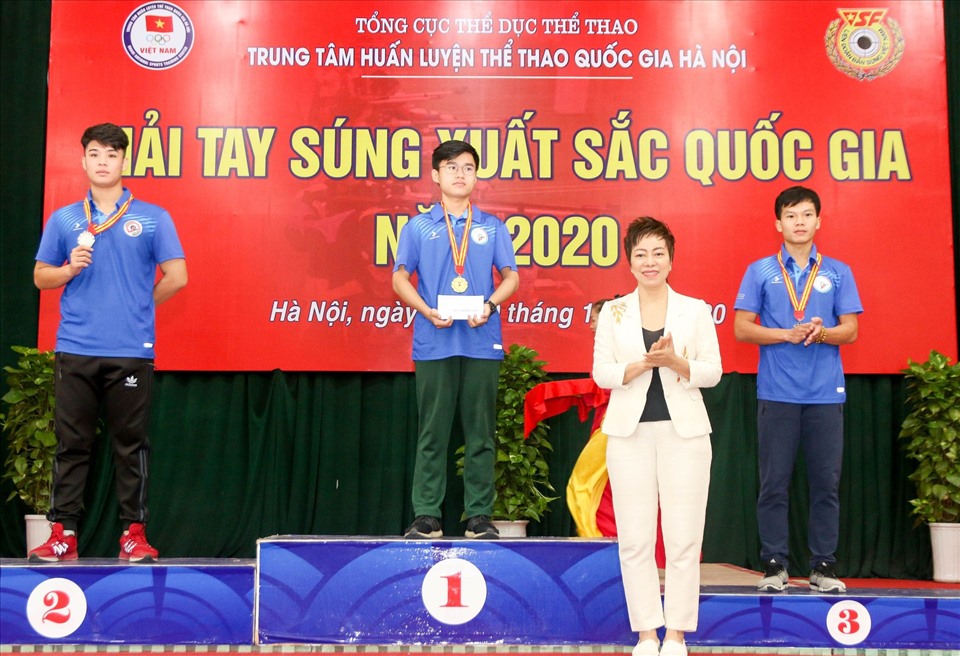 Bà Nguyễn Thị Nhung trao giải cho các tay súng trẻ. Ảnh: Bùi Lượng