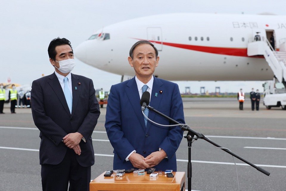 Thủ tướng Nhật Bản Suga Yoshihide gặp gỡ báo giới trước khi khởi hành thăm Việt Nam và Indonesia từ sân bay Haneda ở Tokyo chiều 18.10. Ảnh: AFP.