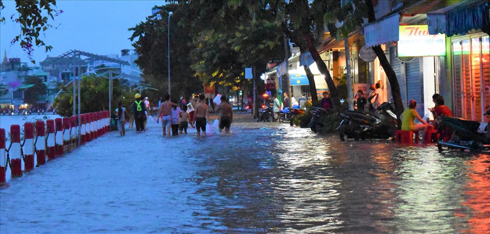 Triều cường dâng cao đường tuyến đường Huỳnh Cường (quận Ninh Kiều) ngập sâu từ 30 - 60cm. Ảnh: Thành Nhân
