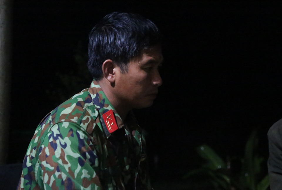 Thiếu tá Nguyễn Chí Hải – Trung đoàn 52 kể lại thời điểm giữa đêm di chuyển đến hiện trường. Ảnh: Hưng Thơ.