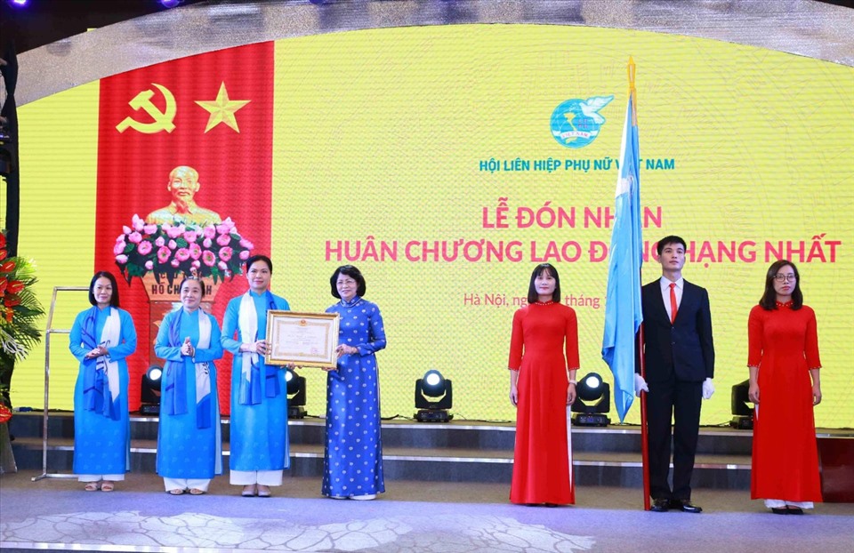 Bà Đặng Thị Ngọc Thịnh, Phó Chủ tịch nước trao Huân chương Lao động Hạng Nhất cho Hội LHPN Việt Nam.