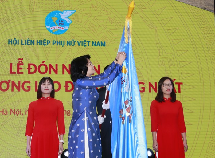 Bà Đặng Thị Ngọc Thịnh gắn Huân chương Lao động Hạng Nhất, phần thưởng cao quý ghi nhận sự đóng góp, cống hiến vào sự nghiệp xây dựng, bảo vệ Tổ quốc của Hội LHPN Việt Nam.