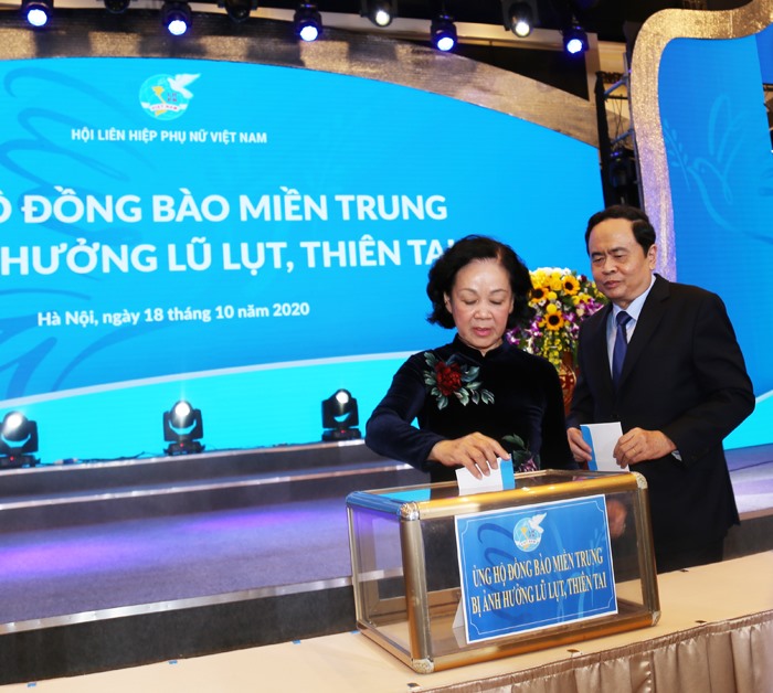 Các lãnh đạo Đảng, Nhà nước; Lãnh đạo Hội LHPN Việt Nam; Các đại biểu cùng hưởng ứng ủng hộ đồng bào miền Trung.