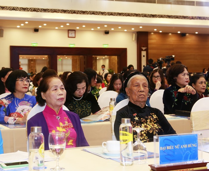 Đại diện Mẹ Việt Nam Anh hùng (phải ảnh), Anh hùng lực lượng vũ trang nhân dân Trương Thị Khuê (trái ảnh) tham dự Chương trình Lễ kỷ niệm.