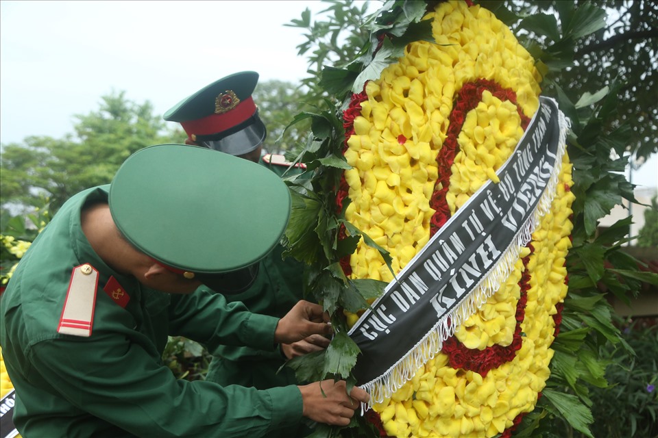 Những vòng hòa bày tỏ niềm tiếc thương vô hạn với Thượng tướng Nguyễn Hữu Hùng.