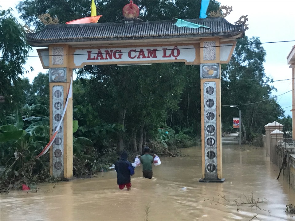 Gửi những suất cơm đến các hộ dân ở xã Thanh An, huyện Cam Lộ, tỉnh Quảng Trị