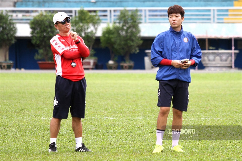 Huấn luyện viên Chung Hae-seong đứng trước trận derby căng thẳng. Ảnh: Thanh Vũ