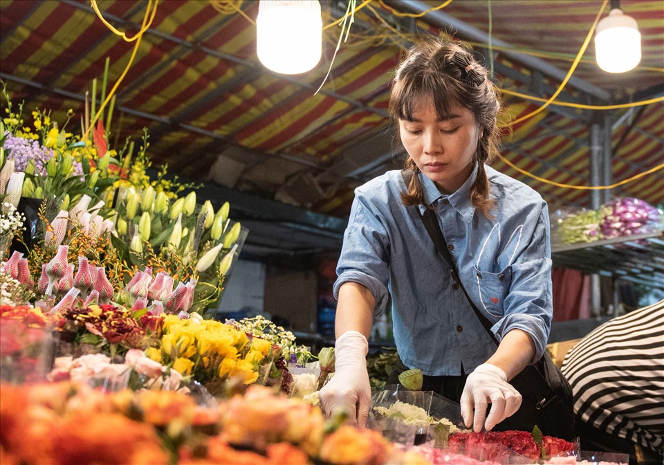 Dịp lễ năm nay, chợ hoa có đa dạng nhiều loại hoa, màu sắc để người dân lựa chọn. Mặc dù ở chợ đầu mối, xong giá hoa năm nay được nhận định là cao hơn so với mọi năm.