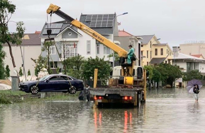 Một xe ô tô ngập nước tại TP. Đồng Hới. Ảnh: CTV