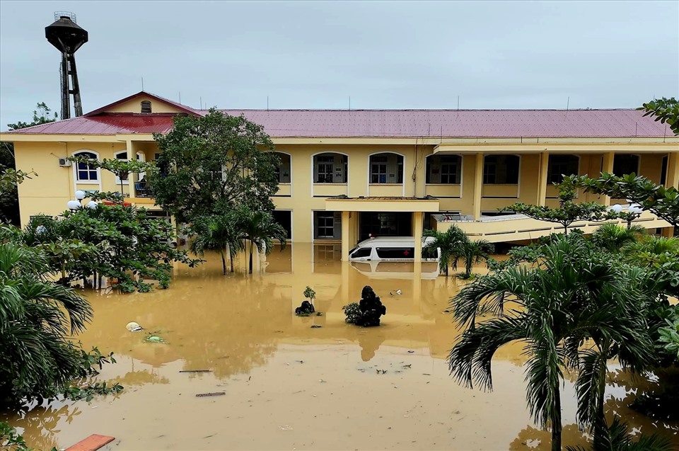 Bệnh viện huyện Lệ Thủy chìm trong nước lũ. Ảnh: CTV
