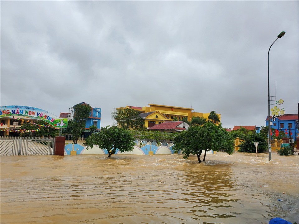 Các điểm trường tại huyện Quảng Ninh ngập chìm trong nước. Ảnh: LPL