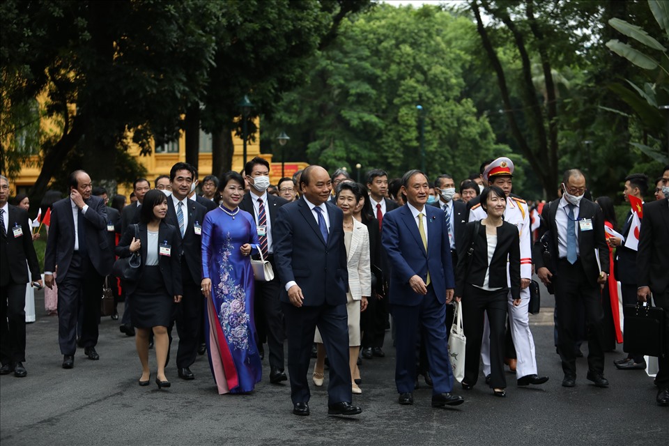 Chuyến thăm của Thủ tướng Nhật Bản Suga diễn ra trong bối cảnh quan hệ Việt Nam - Nhật đang phát triển tốt đẹp, Nhật Bản tiếp tục là đối tác kinh tế quan trọng hàng đầu của Việt Nam. Nhật Bản hiện là đối tác cung cấp vốn ODA hàng đầu cho Việt Nam, là nhà đầu tư lớn thứ hai và là đối tác thương mại lớn thứ 4 của Việt Nam. Ảnh: Tạ Quang.