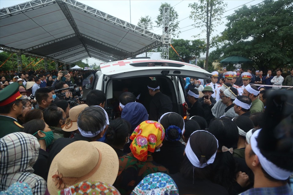 Trước đó ngay từ sáng sớm đã có rất đông người dân đến dự Lễ tang và truy điệu Thiếu tướng Nguyễn Hữu Hùng.