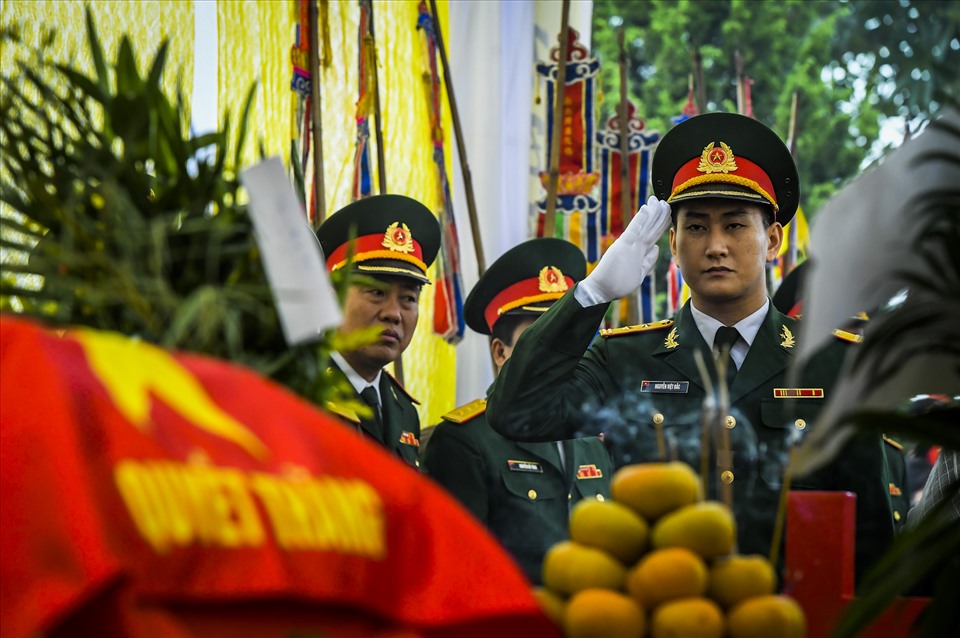 Đại tá Nguyễn Hữu Hùng từng được tặng thưởng Huân chương Chiến công hạng Ba; Huân chương Bảo vệ Tổ quốc hạng Nhất; Huy chương Chiến sĩ vẻ vang hạng Nhất, hạng Nhì, hạng Ba; Huy chương Quân kỳ Quyết thắng.