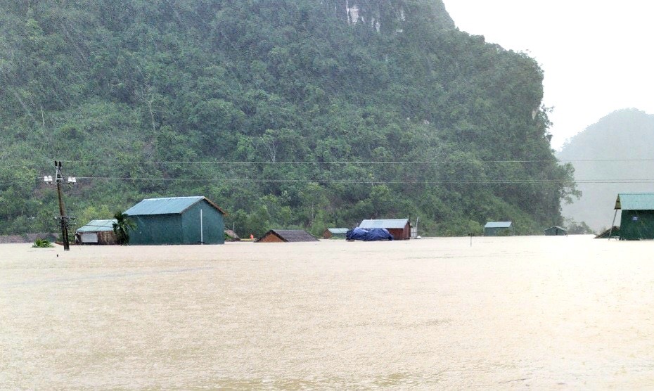 Các địa phương tại Quảng Bình nhà dân ngập chìm trong biển nước. Ảnh: LPL