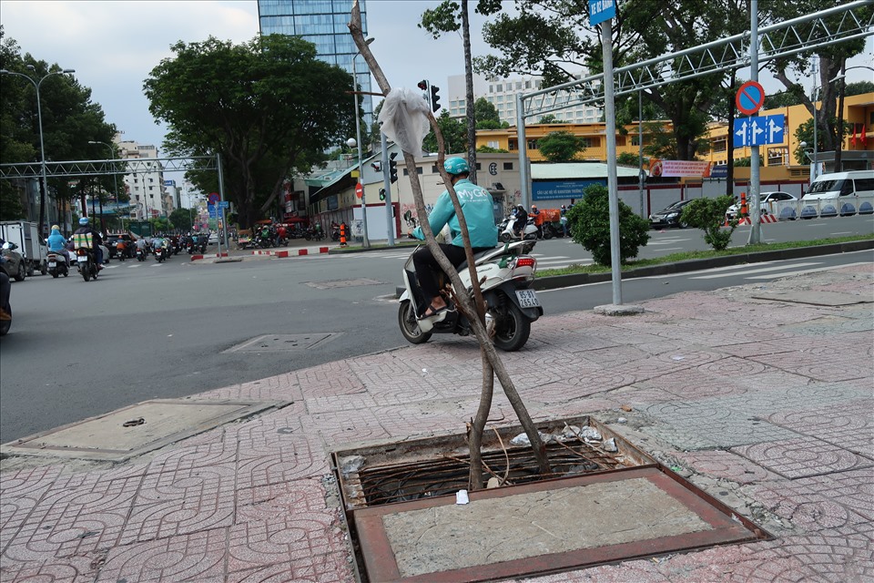 Nắp hố ga hư hỏng, xuống cấp trên vỉa hè đường Nguyễn Thái Học (Quận 1, TPHCM). Ảnh: Nguyễn Huy