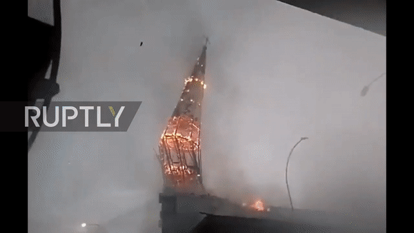 Khoảnh khắc tháp nhà thờ ở thủ đô Chile đổ sập trong đám cháy. Nguồn: RT.