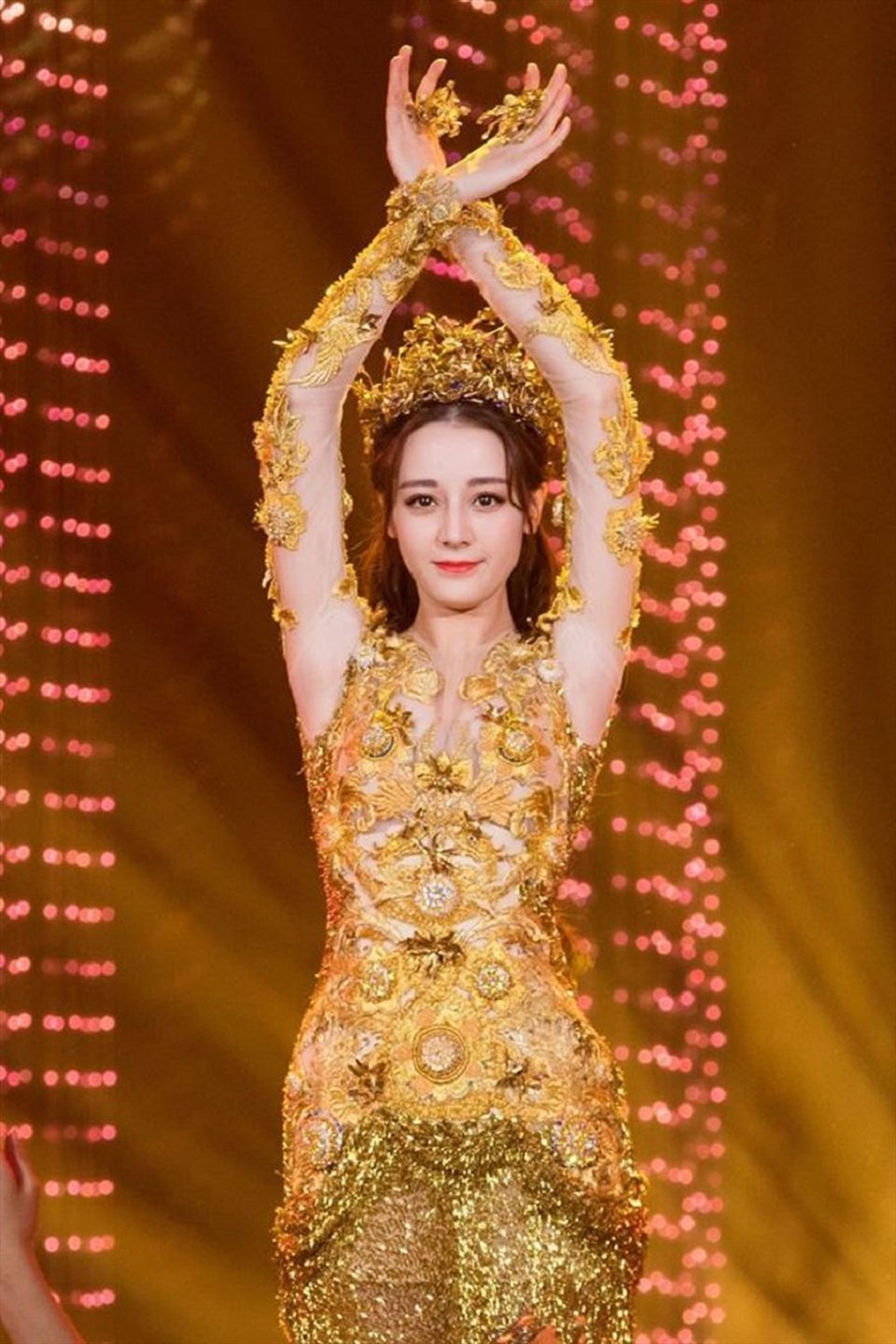 Địch Lệ Nhiệt Ba được khen ngợi hết lời khi trở thành “Nữ thần Kim Ưng” vào năm 2018. Ảnh: Sina.