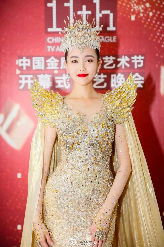 Bộ váy không quá rườm rà nhưng được đính kết lộng lẫy khiến Đường Yên càng trở nên toả sáng và rạng rỡ. Ảnh: Sina.