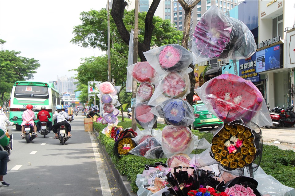 Ghi nhận của PV trong sáng 19.10, tại một số điểm bán hoa ở chợ hoa Hồ Thị Kỉ (quận 10), đường Nguyễn Văn Cừ (quận 5)... việc buôn bán diễn ra khá chậm chạm, vắng vẻ.