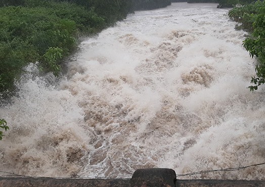 Hồ Kẻ Gỗ đang xả tràn với lưu lượng lớn. Ảnh: CTV