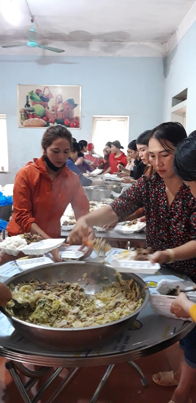 Phụ nữ cả xã nấu ăn là một câu chuyện rất đặc biệt của Việt Nam. Họ là người biết cách nấu những món ăn ngon nhất cho gia đình, đồng thời khéo léo kết hợp các nguyên liệu để mang đến hương vị đặc trưng.