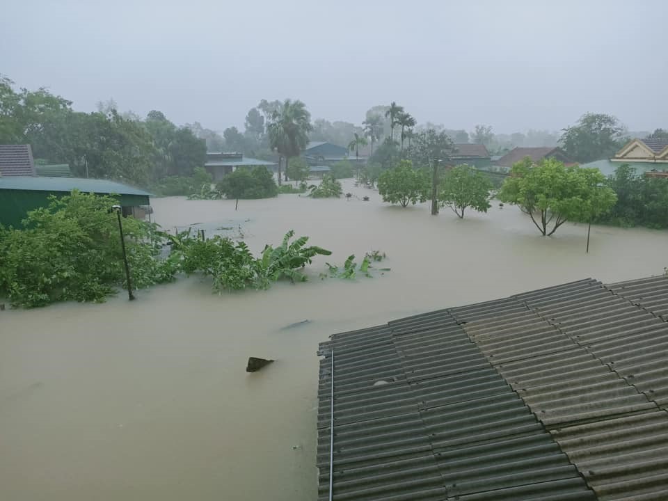 Nhiều khu vực của Hà Tĩnh chìm trong nước do mưa lớn và ảnh hưởng của xả lũ. Ảnh: Trần Lâm