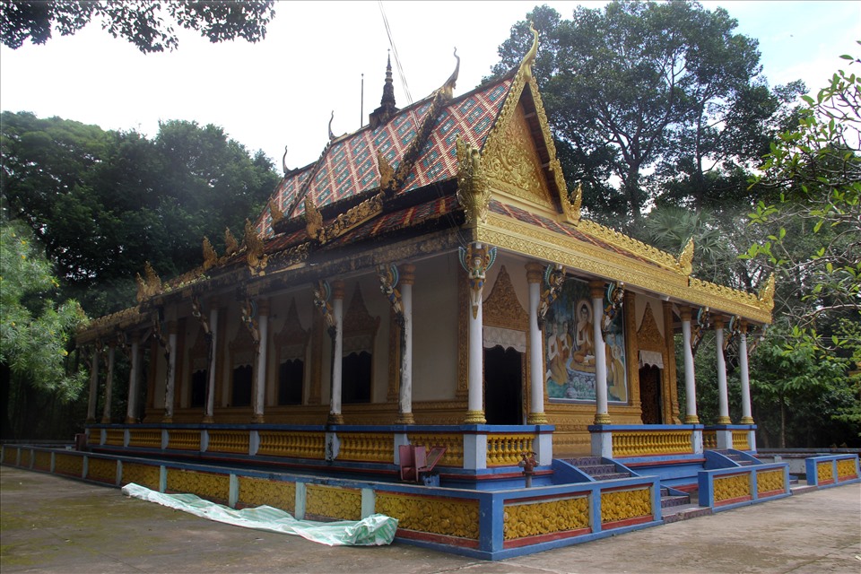 Theo thư tịch cổ của Chùa Dơi còn lưu giữ được, chùa này được khởi dựng từ năm 1569, do ông Thạch Út đứng ra xây dựng. Khởi đầu, chùa được xây dựng bằng gỗ, lợp lá dừa nước. Trải qua nhiều lần tu sửa, đến năm 1960, ngôi chính điện được trùng tu lại bằng vật liệu kiên cố.