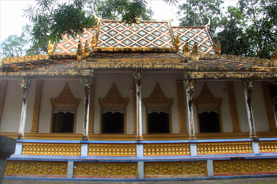 Chùa Dơi là một tổng thể kiến trúc bao gồm: Ngôi chính điện, Sala, nhà tăng, phòng khách, hồ cá, lò thiêu, các tháp để tro cốt… Toàn bộ các công trình được bố trí hài hòa trong một khuôn viên rộng trên 3 ha.