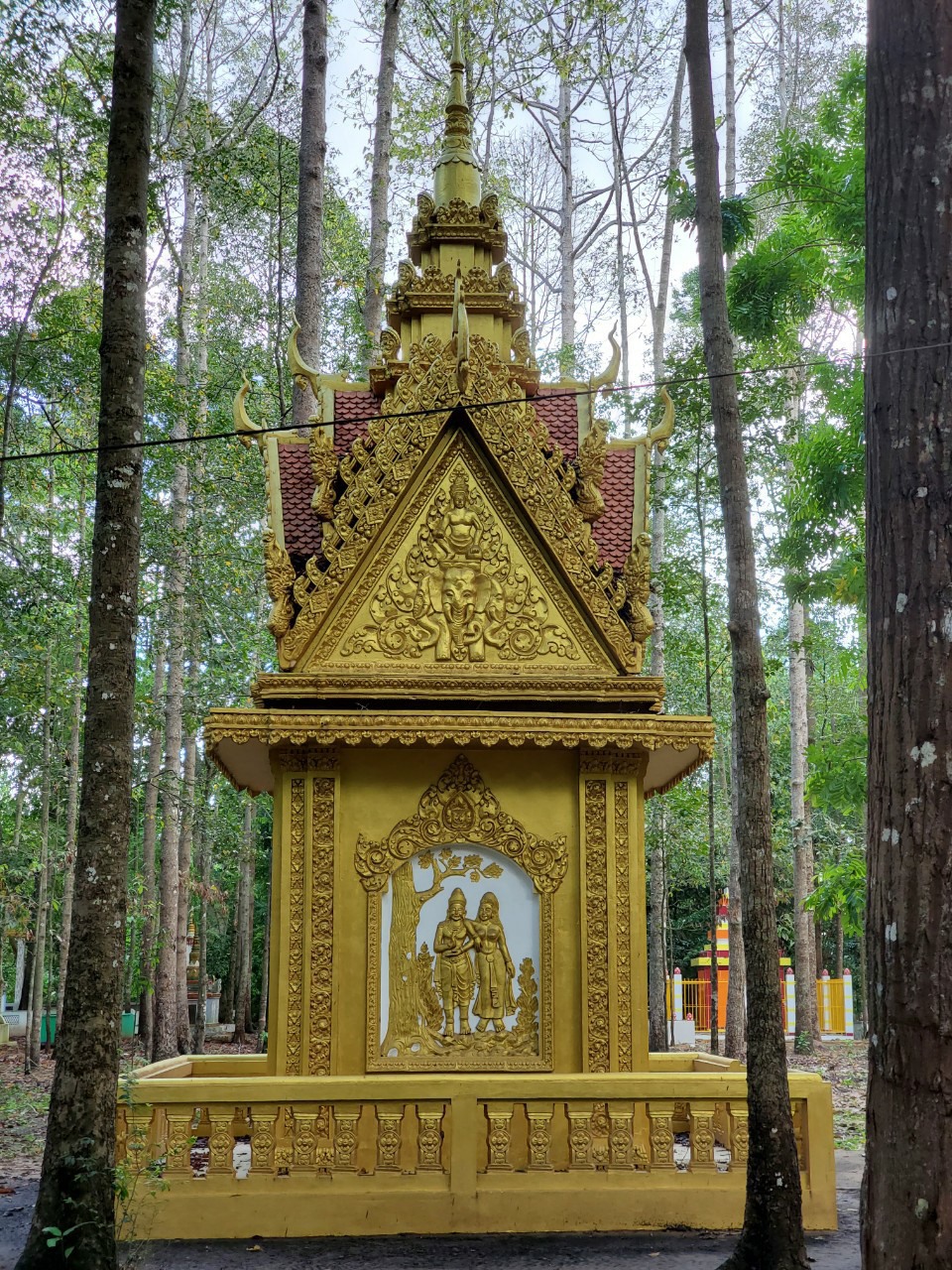 Xung quanh quần thể kiến trúc của chùa là vườn cây cổ thụ.
