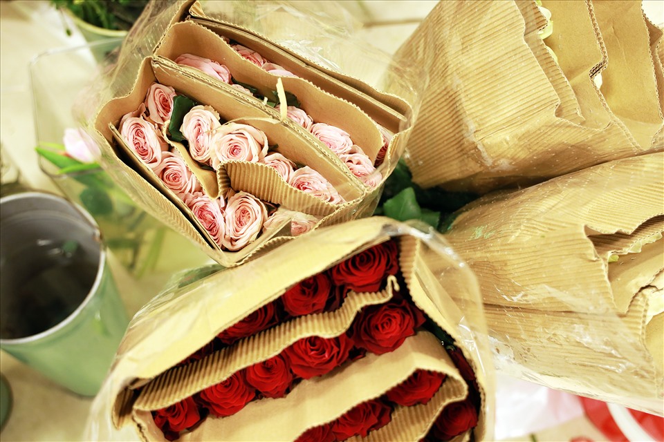 Theo ghi nhận của PV, tại chợ hoa Đồng Xuân (Hà Nội), giá hoa tươi bán buôn tăng đồng loạt từ 25 đến 50%. Mỗi bông hồng bán lẻ có giá từ 30.000 nghìn/ đồng đến 50.000 nghìn đồng túy kích thướt lớn nhỏ của hoa.