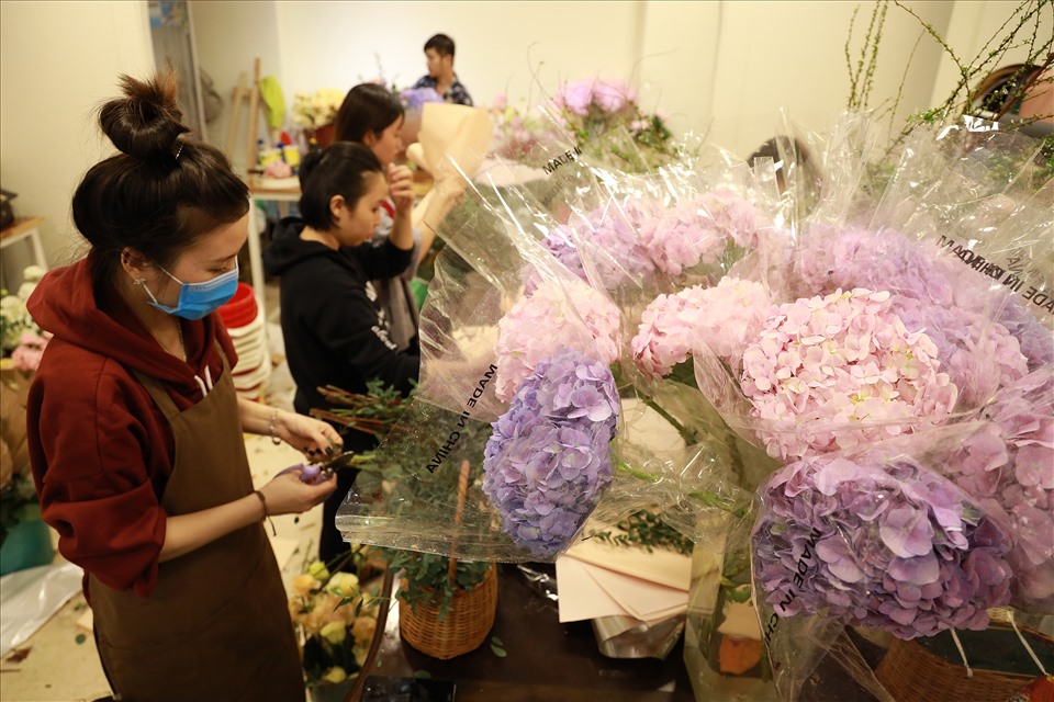 Chị Hoàng Thị Nguyệt, chủ một cơ sở kinh doanh hoa trên đường Lê Hoàn, cho biết: Sức mua tăng cao nên ngay từ đầu tuần, chị đã cùng 7 nhân công luôn túc trực để gói hoa, bán hàng và giao hàng tận nơi khách yêu cầu. Từ ngày 12 – 10, cửa hàng chị đã đón nhiều khách lẻ và các công ty đến đặt mua hoa, chủ yếu là những giỏ, lẵng hoa to, giá thành cao. Tính đến nay, mỗi ngày cửa hàng chị bán được hàng trăm sản phẩm với đủ chủng loại khác nhau, tăng gấp 5 đến 6 lần ngày thường.