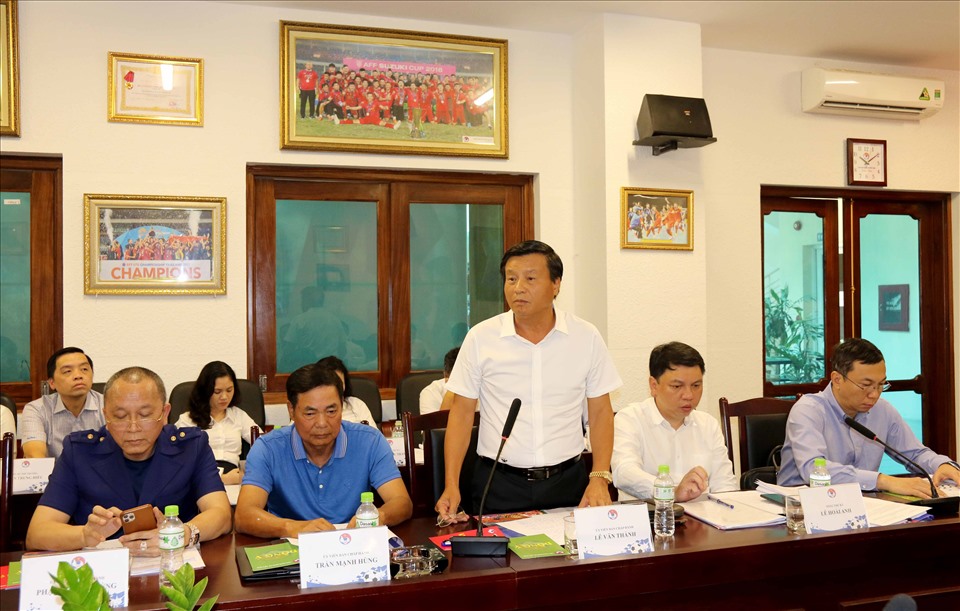 Ông Lê Văn Thành (đứng) và ông Phạm Thanh Hùng (bìa trái) là hai ứng viên Phó Chủ tịch tài chính VFF. Ảnh: VFF