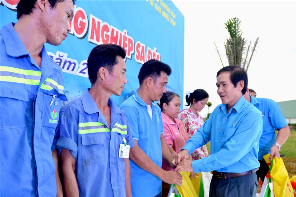 Chủ tịch LĐLĐ tỉnh Đồng Tháp Trần Hoàng Vũ trong lần thăm, tặng quà cho người lao động tại TP. Sa Đéc. Ảnh: Lục Tùng
