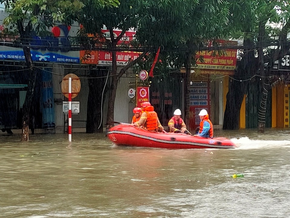Tuyến phố Phan Đình Phùng, TP. Hà Tĩnh bị ngập sâu khiến việc đi lại vô cùng khó khăn. Ảnh: Quách Du