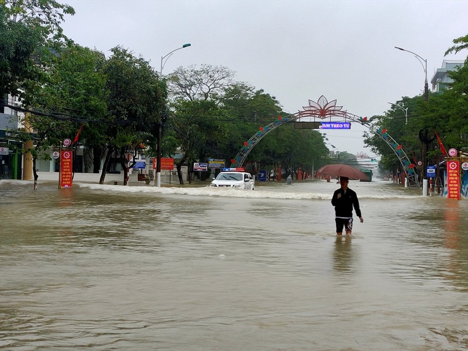 Tuyến phố Phan Đình Phùng, TP. Hà Tĩnh bị ngập sâu khiến việc đi lại vô cùng khó khăn. Ảnh: Quách Du
