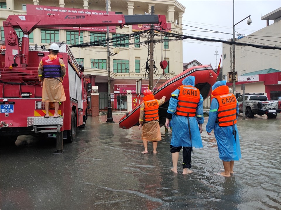 Lực lượng chức năng tỉnh Hà Tĩnh huy động thuyền, cano trên các tuyến phố để kiểm tra, hỗ trợ người dân trong vùng ngập lụt. Ảnh: Quách Du