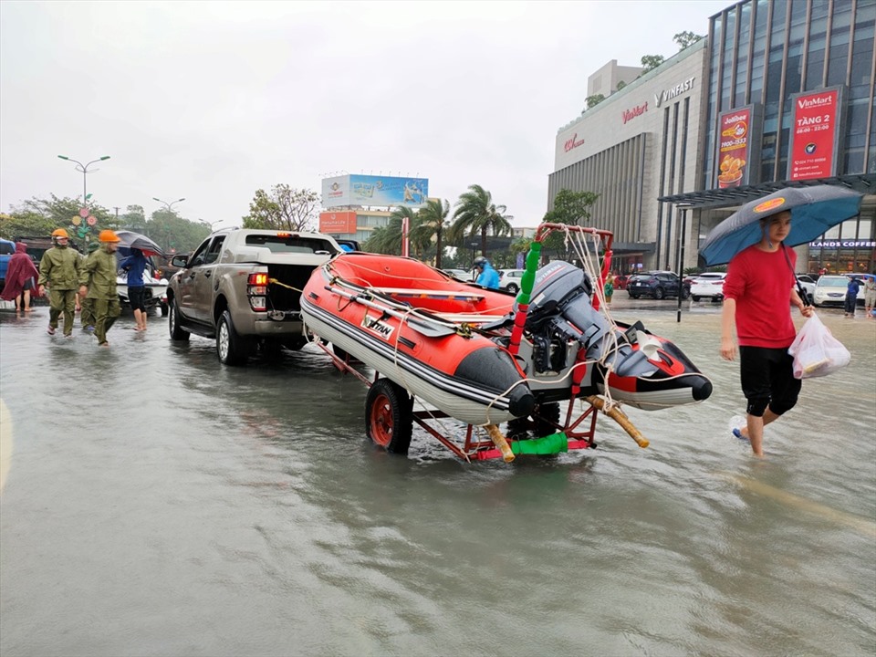 Lực lượng chức năng tỉnh Hà Tĩnh huy động thuyền, cano trên các tuyến phố để kiểm tra, hỗ trợ người dân trong vùng ngập lụt. Ảnh: Quách Du