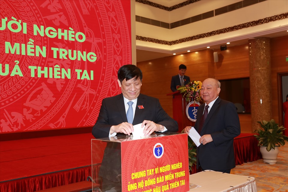 Quyền Bộ trưởng Nguyễn Thanh Long ủng hộ đồng bào miền Trung. Ảnh: BYT