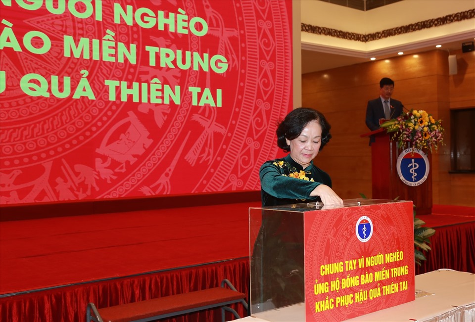 Đồng chí Trương Thị Mai - Ủy viên Bộ Chính trị, Bí thư Trung ương Đảng, Trưởng Ban Dân vận Trung ương đến dự Đại hội và ủng hộ đồng bào miền Trung. Ảnh: BYT cung cấp