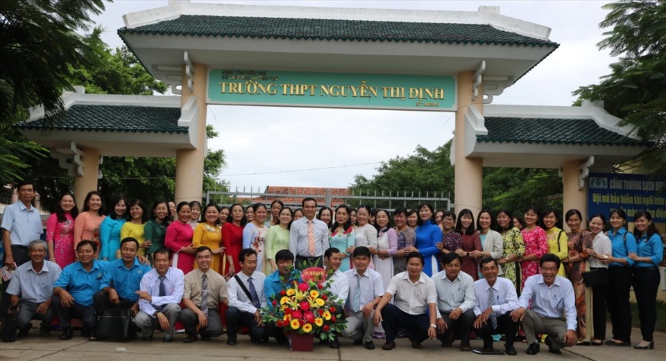 Các đại biểu viếng Khu Lưu niệm Nữ tướng Nguyễn Thị Định. Ảnh: M.Đ