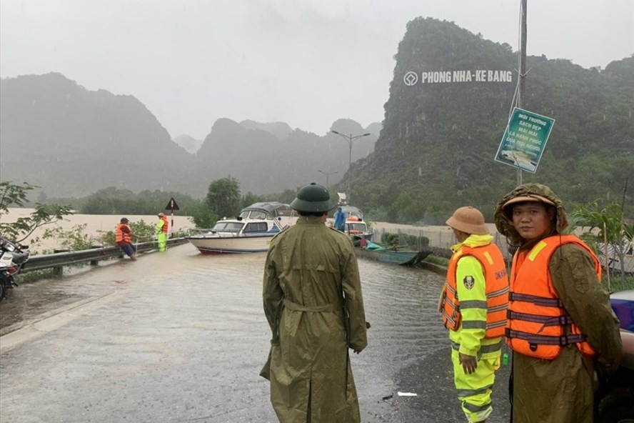 Lực lượng Cảnh sát giao thông cắm chốt tại những điểm ngập, lụt ở Quảng Bình. Ảnh: Cục Cảnh sát giao thông.