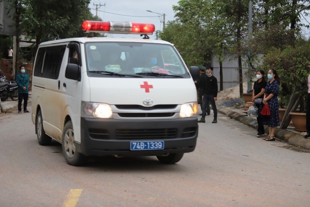 Xe chở thi thể quân nhân về đến Trung tâm Huấn luyện và thi đấu TDTT tỉnh Quảng Trị. Ảnh: Trần Tuấn.