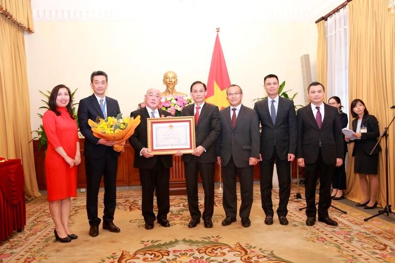 Việt Nam trao Huân chương Hữu nghị cho Cố vấn đặc biệt của Thủ tướng Nhật Bản. Ảnh: BNG