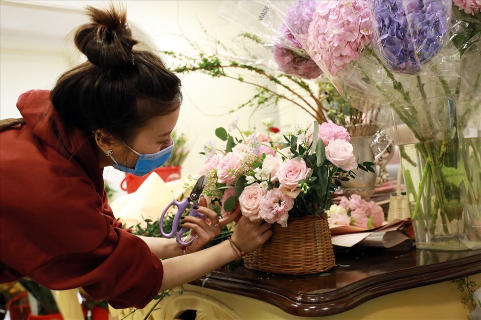 Theo ghi nhận của PV, tại chợ hoa Đồng Xuân (Hà Nội), giá hoa tươi bán buôn tăng đồng loạt từ 25 đến 50%. Mỗi bông hồng bán lẻ có giá từ 30.000 nghìn/ đồng đến 50.000 nghìn đồng túy kích thước lớn nhỏ của hoa.