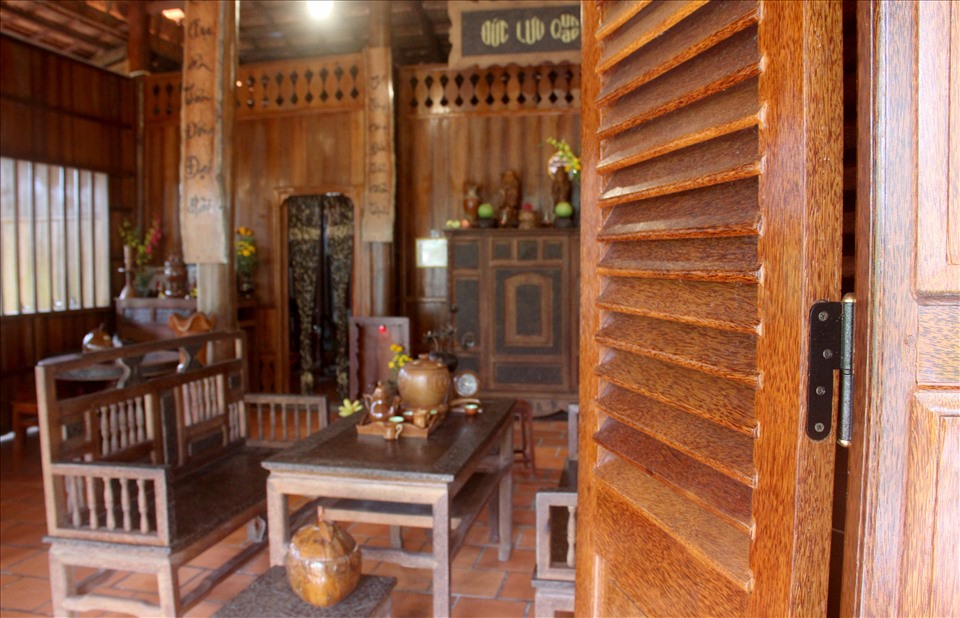 Điểm nhấn của quần thể nhà dừa là căn nhà chính được xây dựng theo kiểu Nam bộ truyền thống với 3 gian 2 chái. Ngôi nhà này ông Thưởng phải mất 1.700 cây dừa để hoàn thiện.