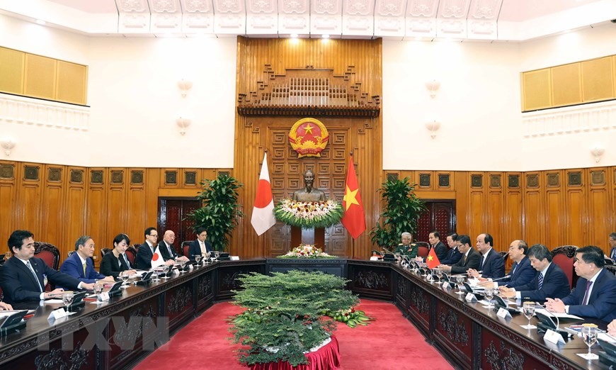 Thủ tướng Nhật Bản Suga Yoshihide và Thủ tướng Nguyễn Xuân Phúc hội đàm. Ảnh: TTXVN.