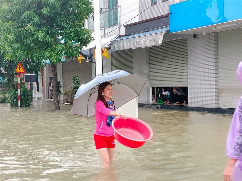 Mang các vật dụng như bu úp gà, rổ, chậu ra bắt cá trên đường phố. Ảnh: Quách Du