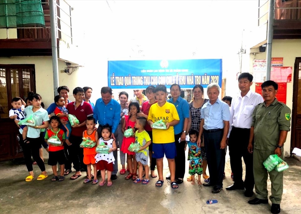 Đoàn công tác LĐLĐ Thị xã Trảng Bàng trao tặng quà Trung thu cho các cháu thiếu nhi tại khu nhà trọ.